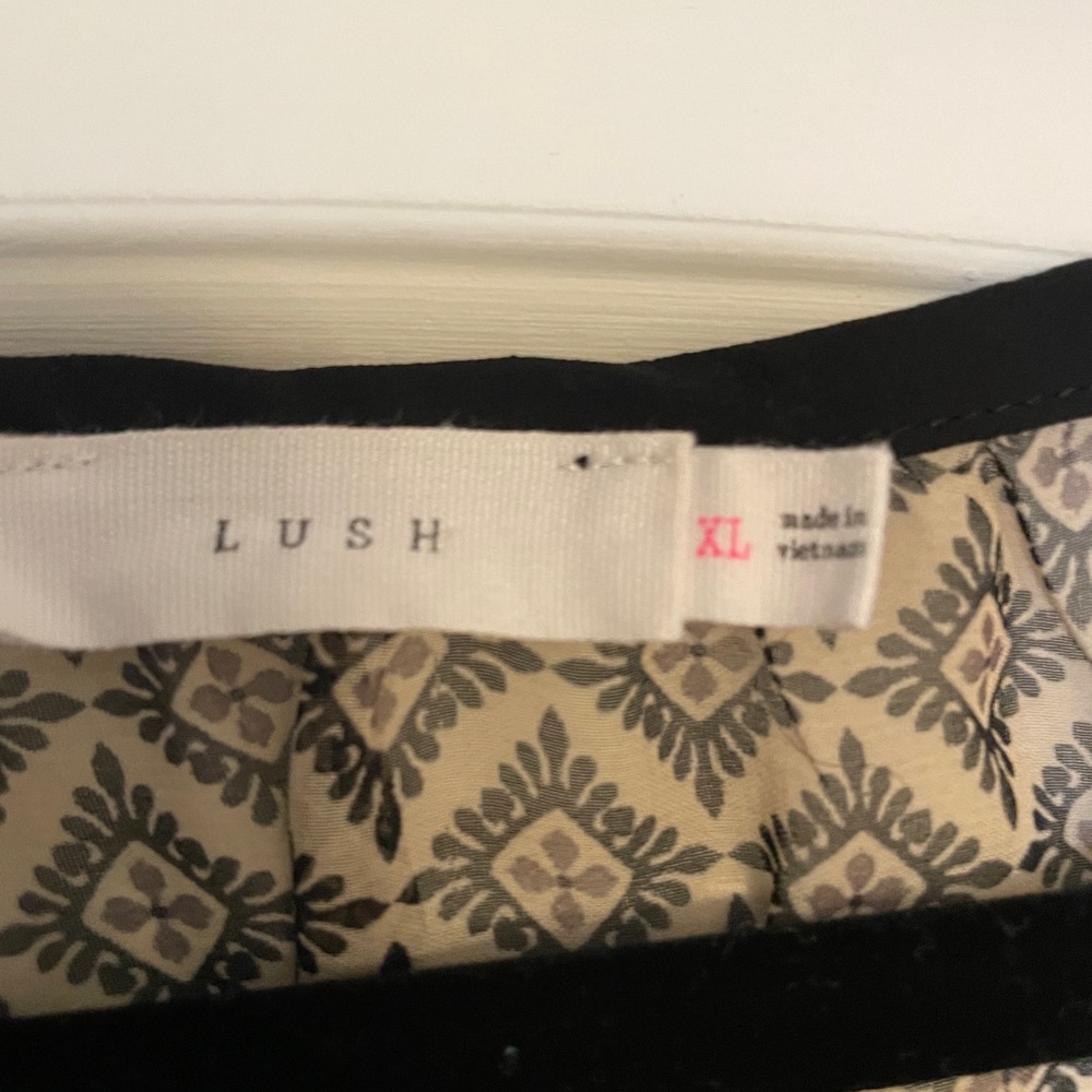 Geometric Patterned shirt - Black and Red - Picture 7 of 8